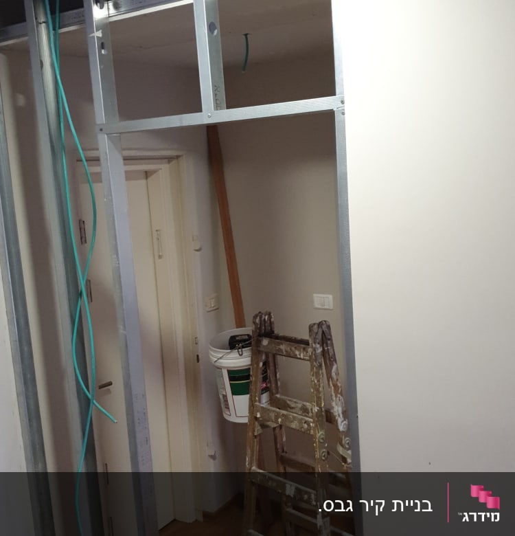 קונסטרוקציית מתכת לגבס עם סולם ודלי צבע
